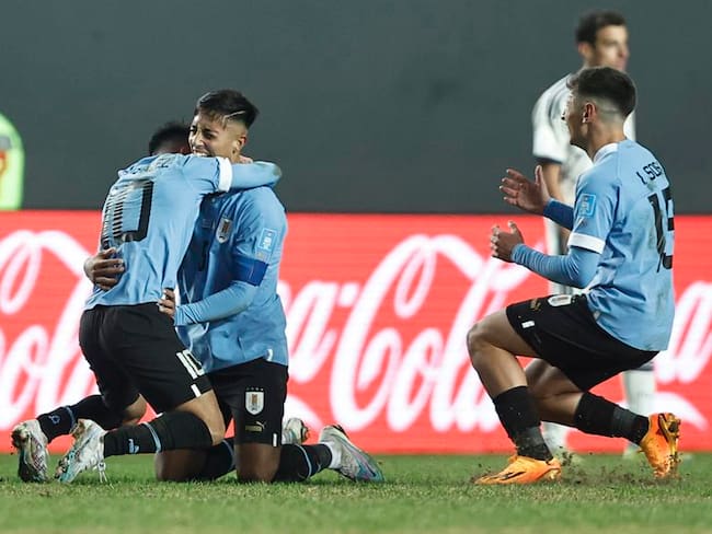 Futbolistas uruguayos celebran la obtención del título en el Mundial Sub-20 / EFE