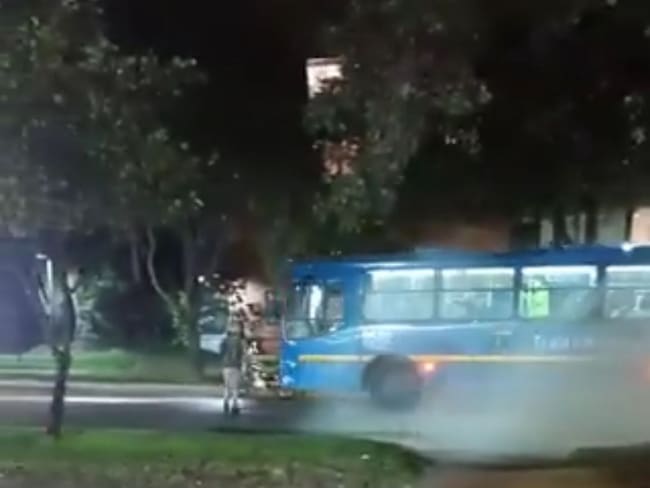 Transmilenio abre investigación a conductor de SITP que atropella un vehículo dos veces en Bogotá