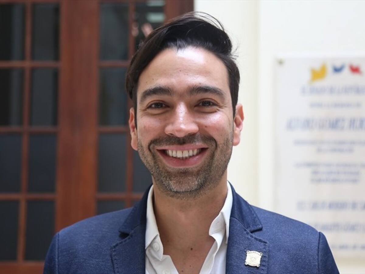 Me impidieron entrar con una bandera LGBTI, como si se trata de una bomba: Mauricio Toro