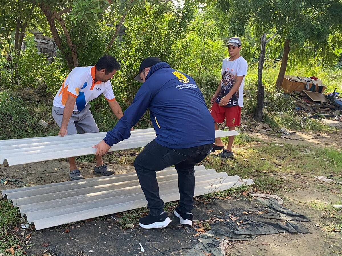 Avanzan las ayudas humanitarias a familias afectadas por vendaval en Barranquilla