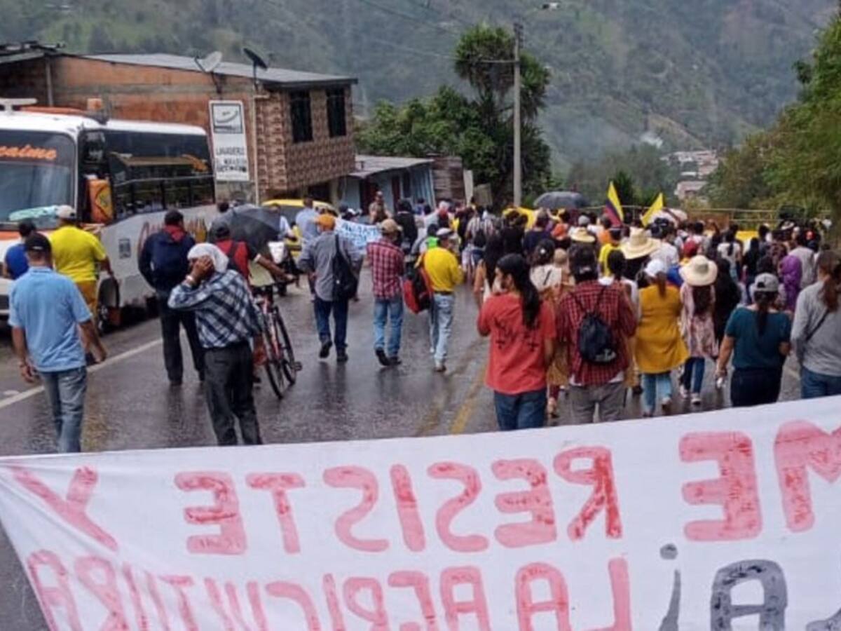 Campesinos de Cajamarca bloquearon la vía al Alto de la Línea