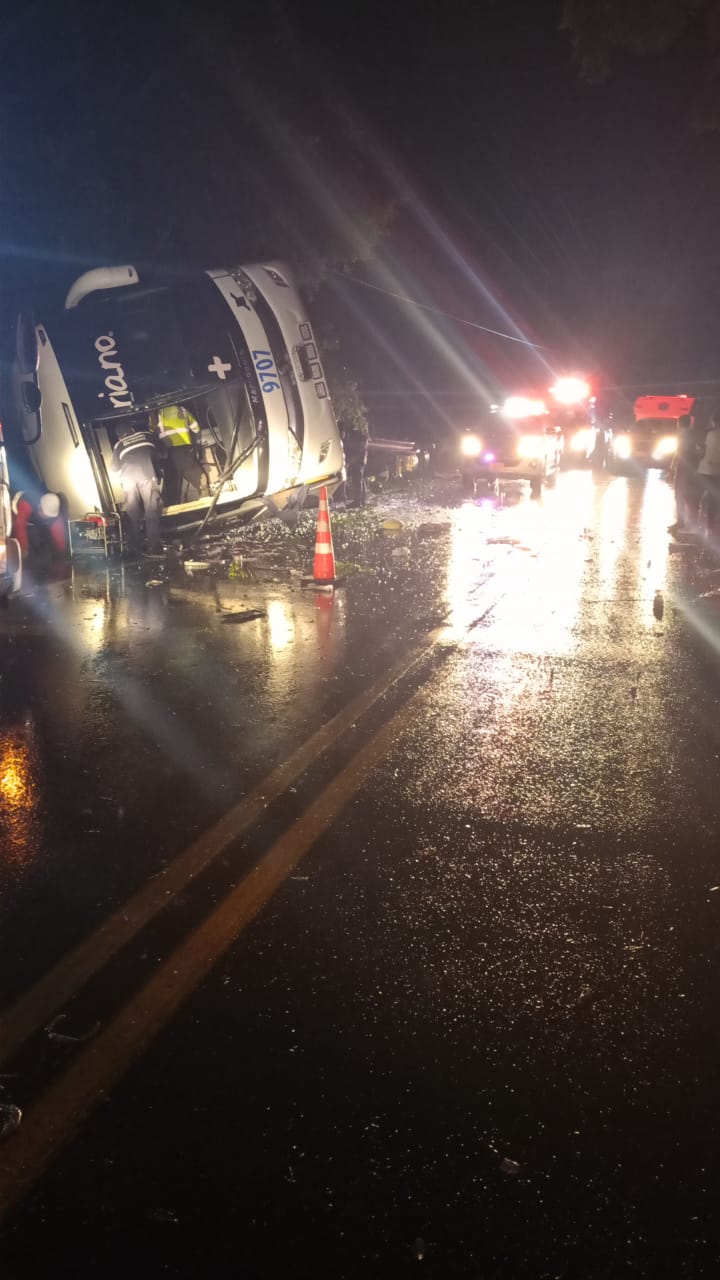 Bus afiliado a la empresa Bolivariano se volcó en vías del Tolima