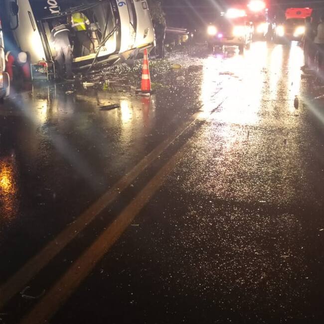 Bus afiliado a la empresa Bolivariano se volcó en vías del Tolima
