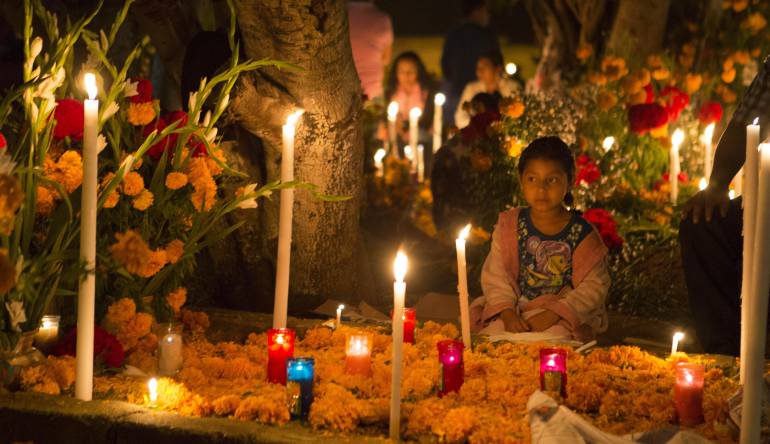 Los mexicanos ofrendan comida, bebidas y flores a sus muertos y los acompañan durante toda la jornada de 31 de octubre y 1 de noviembre.