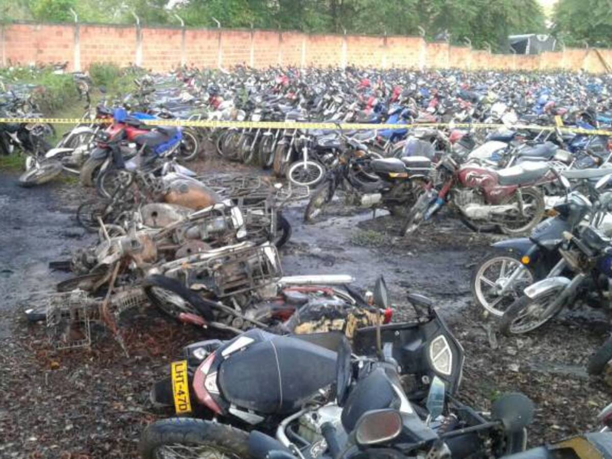 Lanzan bomba incendiaria contra patios de la Dirección de Tránsito