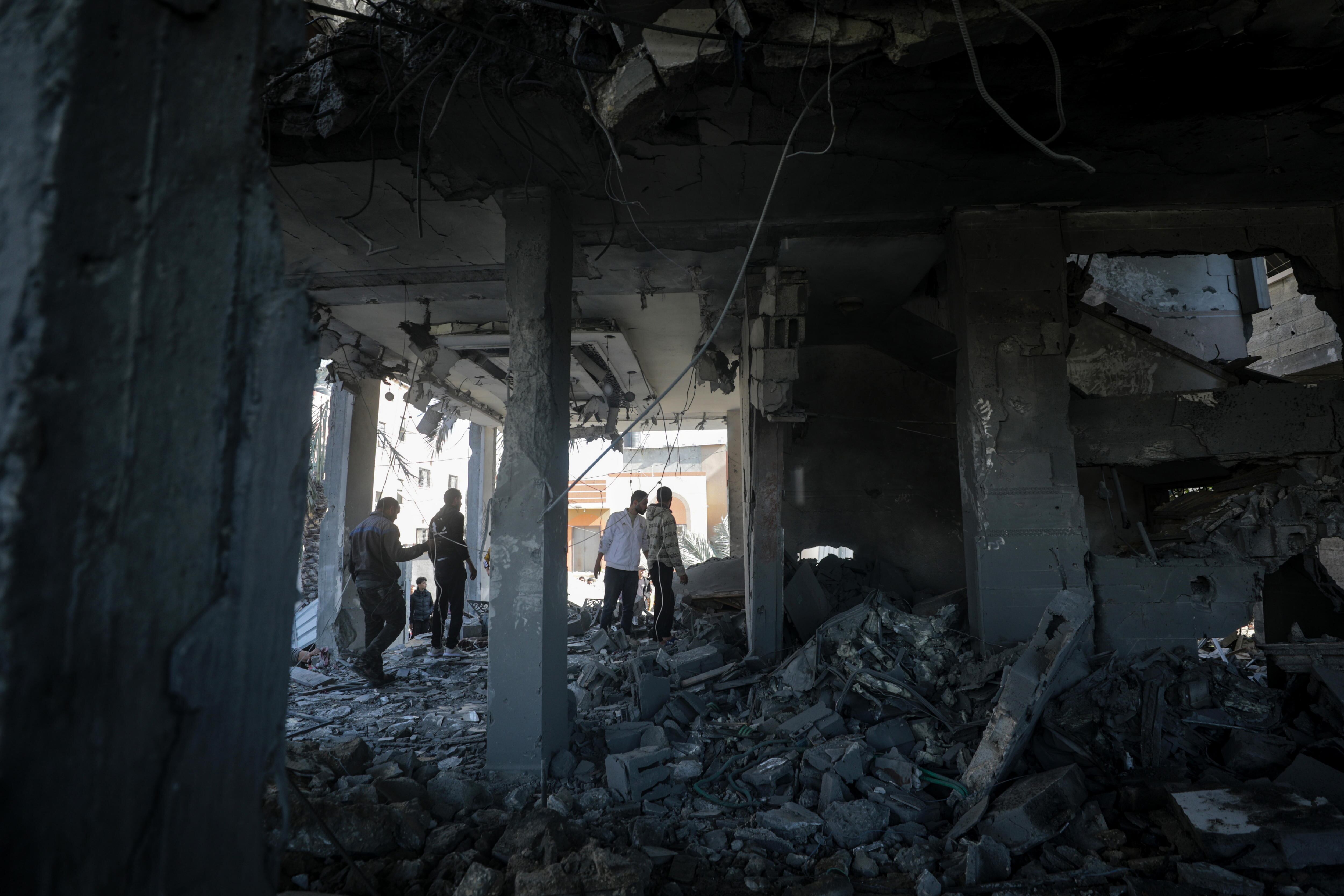 Deir Al Balah (---), 22/02/2024.- Palestinians search for missing people under the rubble of a destroyed house following Israeli air strikes, in Deir Al Balah, central Gaza Strip, 22 February 2024. More than 29,300 Palestinians and over 1,300 Israelis have been killed, according to the Palestinian Health Ministry and the Israel Defense Forces (IDF), since Hamas militants launched an attack against Israel from the Gaza Strip on 07 October 2023, and the Israeli operations in Gaza and the West Bank which followed it. EFE/EPA/MOHAMMED SABER