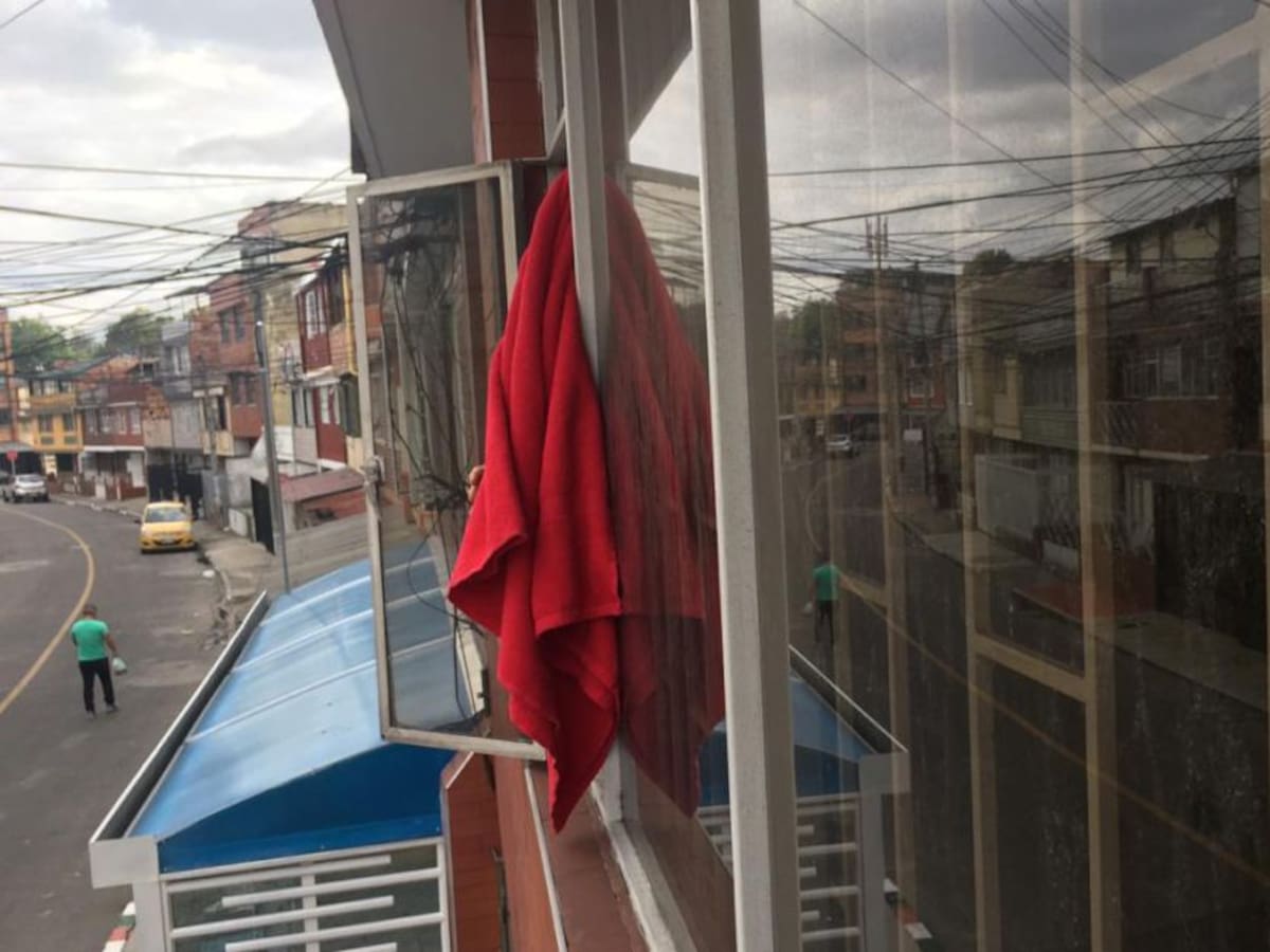Una prenda roja, señal de que familia está aguantando hambre en cuarentena