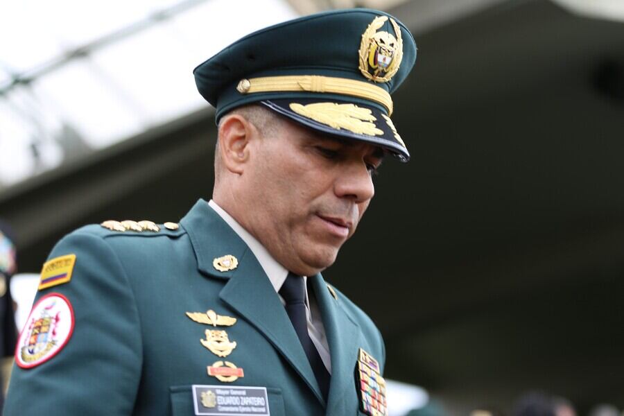 Rodrigo Uprimny y John Marulanda se pronunciaron en La W sobre la controversia por los ataques en Twitter del comandante del Ejército, general Eduardo Zapateiro, contra el candidato presidencial Gustavo Petro.