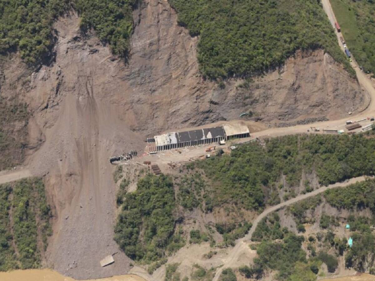 Avanzan las labores de remoción de tierra en el derrumbe de Uramita
