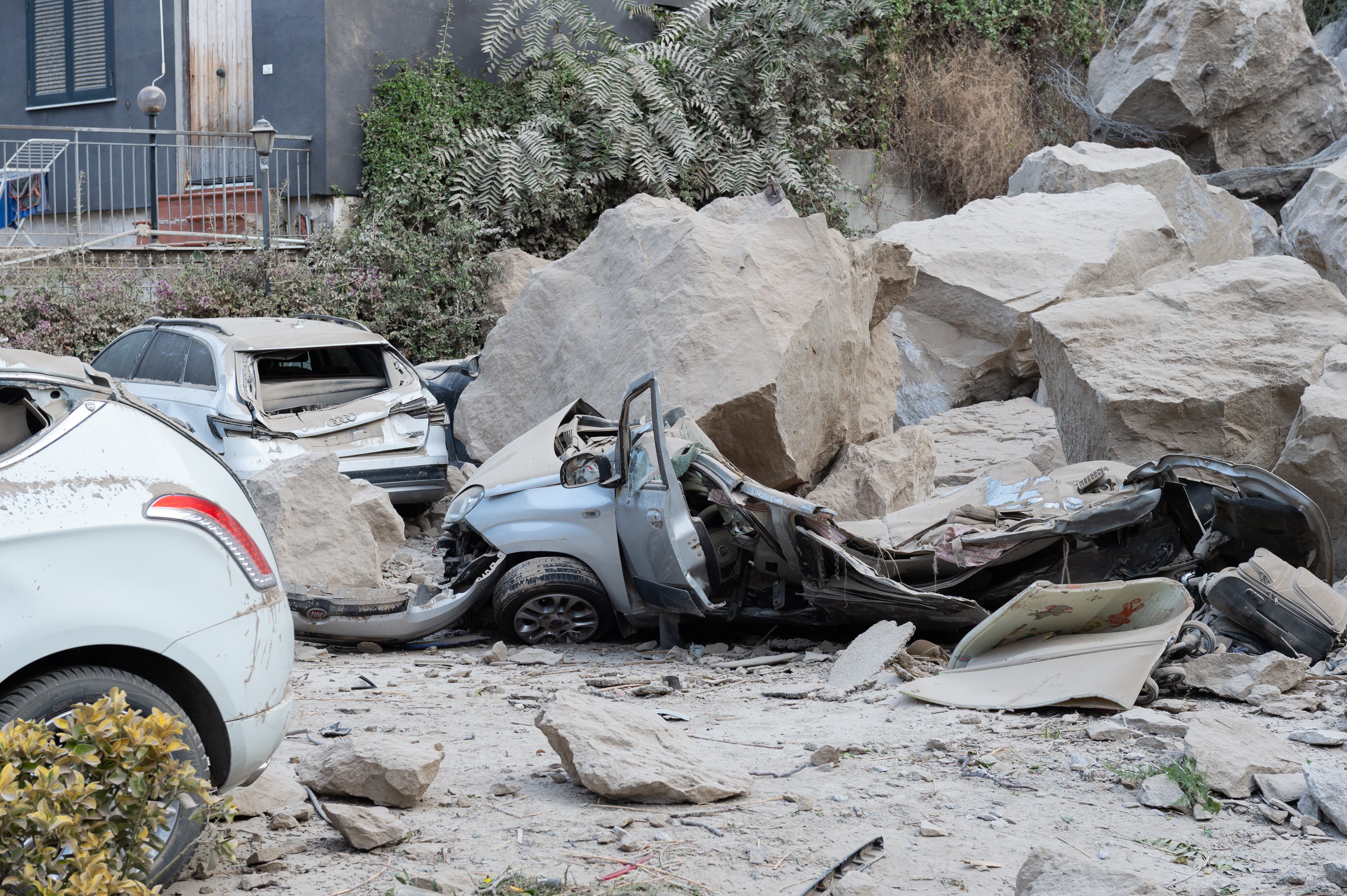 Daños registrados en Nápoles (Italia) tras el terremoto de magnitud 4,7. 
(Foto:  Eliano Imperato/Anadolu via Getty Images)
