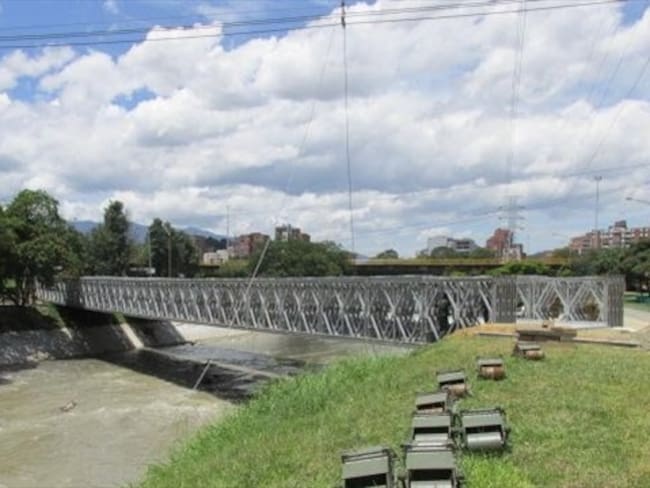 Expertos cuestionan eficacia de puentes militares sobre el río Medellín