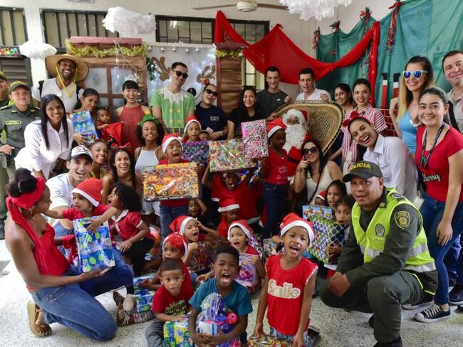 Cruceristas entregan regalos a niños en Cartagena