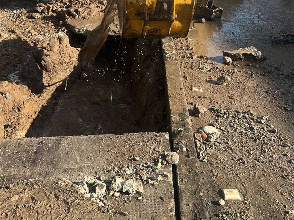 Se registran cortes en el servicio de agua por daño en la tubería de la Avenida Paralela