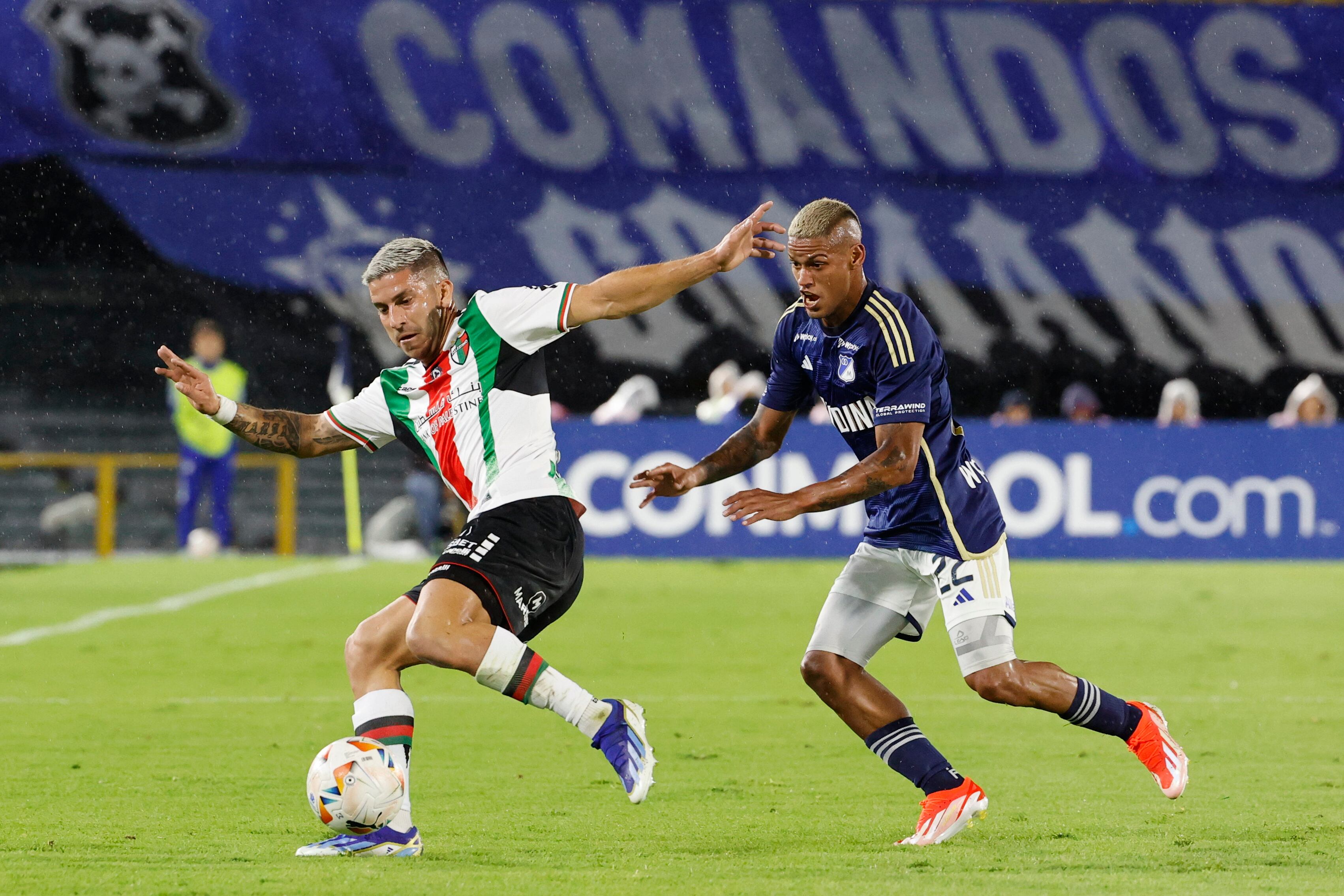 AMDEP1845. BOGOTÁ (COLOMBIA), 14/05/2024.- Delvin Alfonzo (d) de Millonarios disputa el balón con Jonathan Benítez de Palestino este martes, en un partido de la fase de grupos de la Copa Libertadores entre Millonarios y Palestino en el estadio Nemesio Camacho El Campín en Bogotá (Colombia). EFE/ Mauricio Dueñas Castañeda