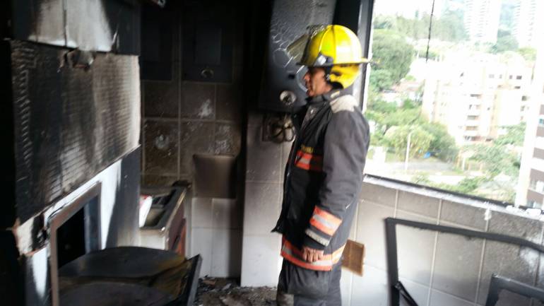 Bomberos atendieron incendio en un edificio de Medellín. 