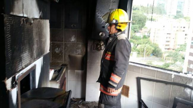 Bomberos atendieron incendio en un edificio de Medellín.