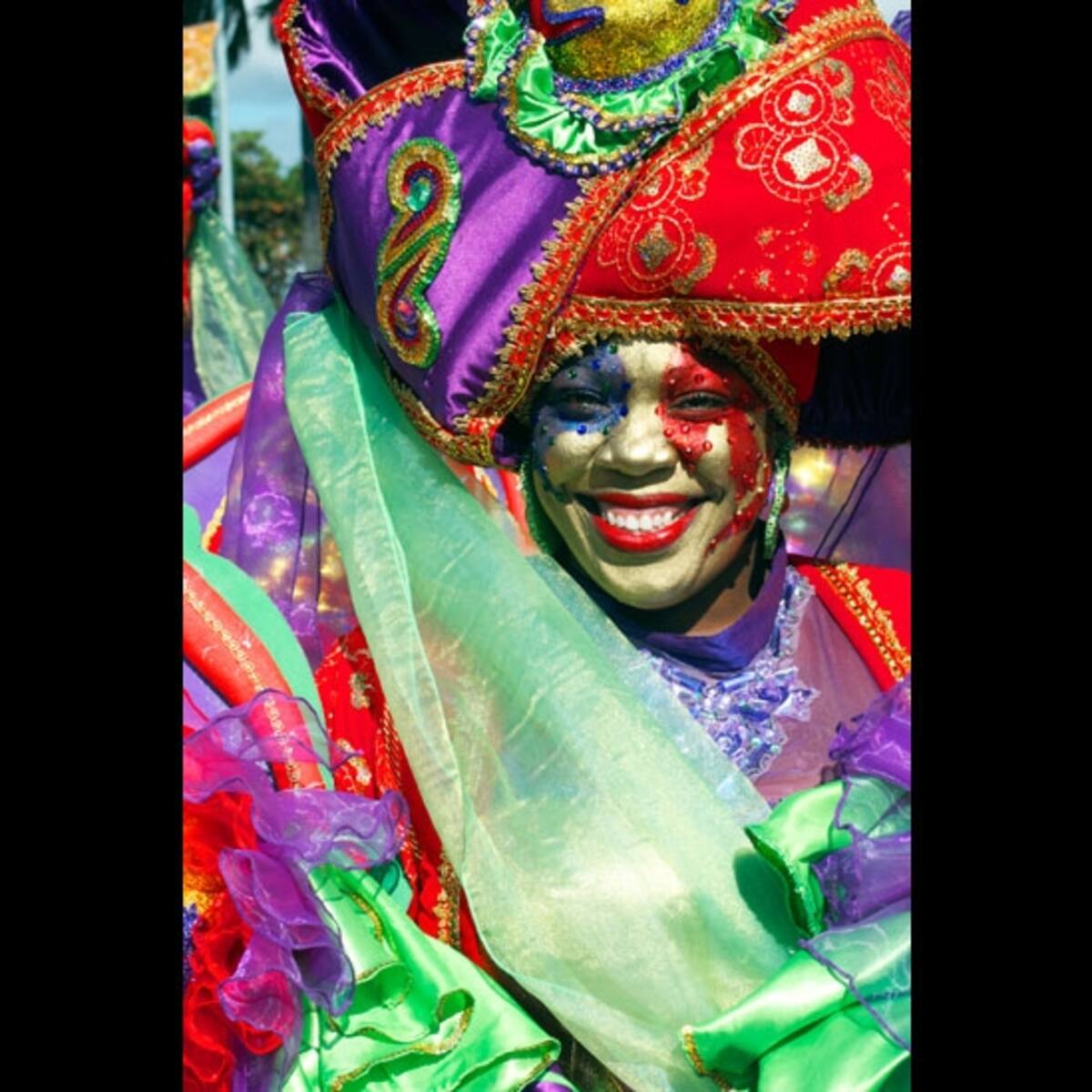 Patrizia Jiménez Baron cuenta que es costumbre en el mes de diciembre, ver a los indígenas de Tierradentro salir por las carreteras a asustar a los transeúntes, algo muy pintoresco y agradable de presenciar, esta foto fue tomada en una carretera de Inza-Cauca, Colombia.
