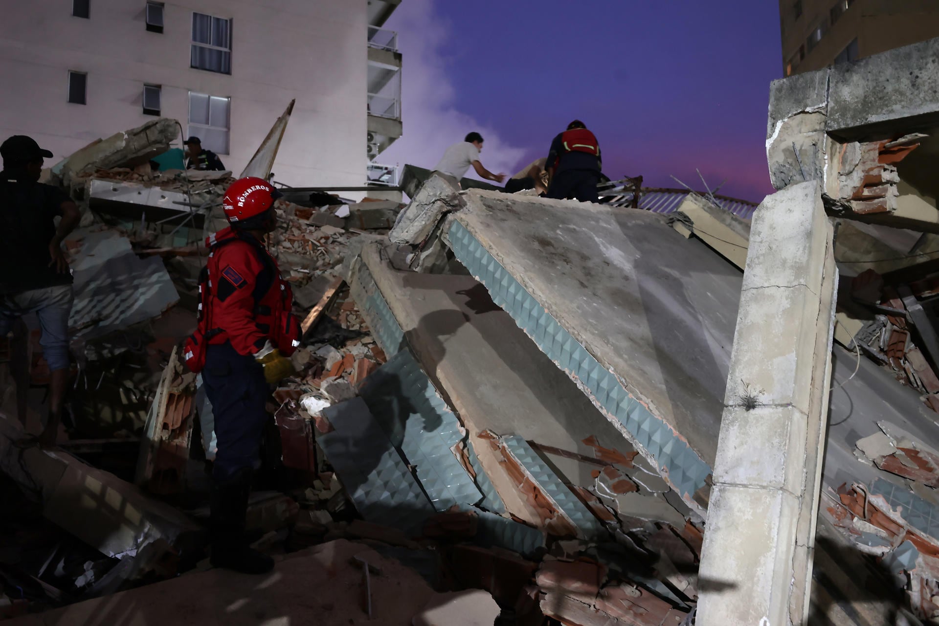 Se reportó el derrumbe de algunos edificios por terremoto en Venezuela. Foto: EFE.