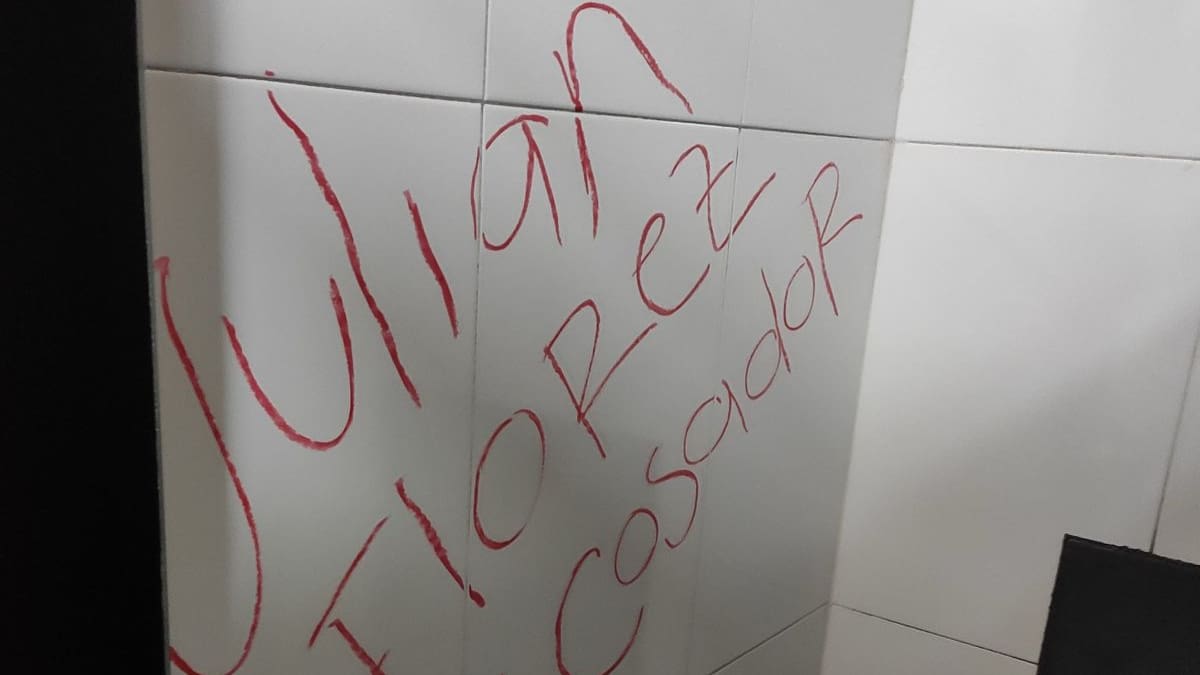 Polémicos mensajes de acoso sexual contra Julián Flórez en baños del Ministerio de Minas y Energía