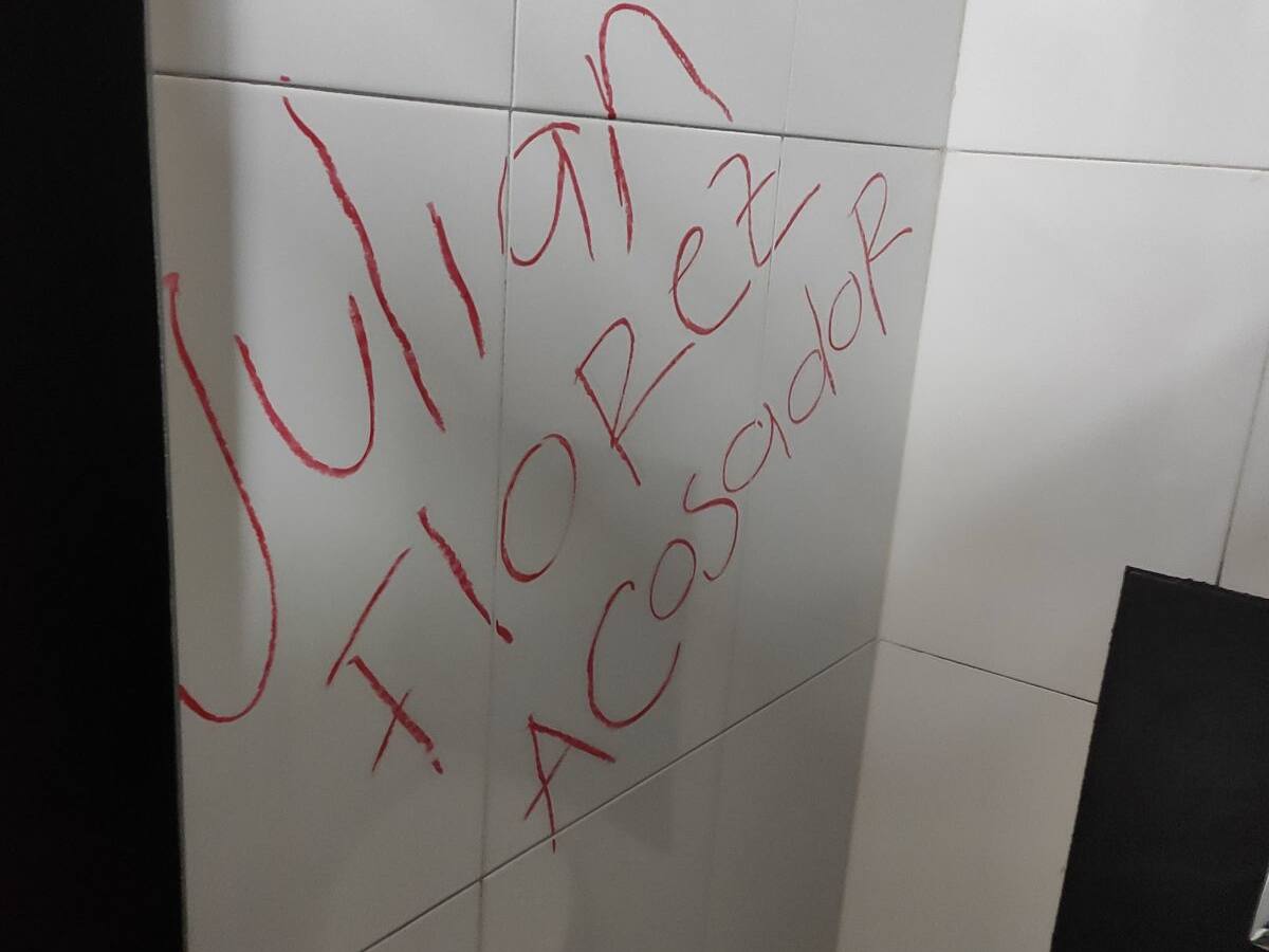 Polémicos mensajes de acoso sexual contra Julián Flórez en baños del Ministerio de Minas y Energía