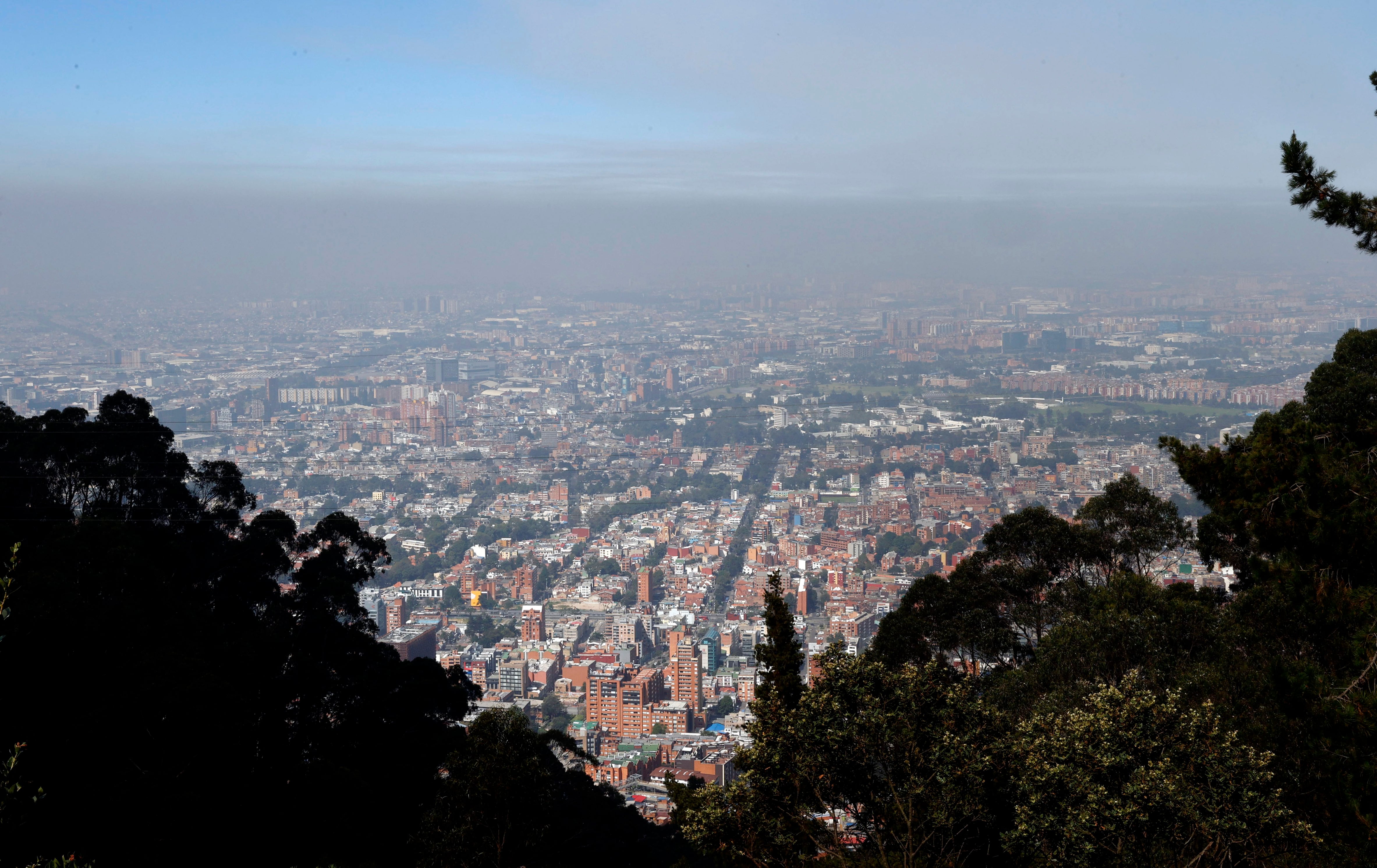 AME2250. BOGOTÁ (COLOMBIA), 25/01/2024.- Fotografía de una capa de humo sobre la ciudad ocasionada por un incendio forestal hoy, en Bogotá (Colombia). Un total de 31 incendios forestales están activos este jueves en Colombia y afectan a nueve departamentos y Bogotá, donde sigue la emergencia por los fuegos en dos de sus cerros, informó este jueves la Unidad de Nacional de Gestión del Riesgo de Desastre (Ungrd). Los más preocupantes son precisamente los de los cerros orientales y El Cable de Bogotá, pues el humo se extiende por buena parte de la capital y está afectando la calidad del aire y las operaciones aéreas. EFE/ Mauricio Dueñas Castañeda