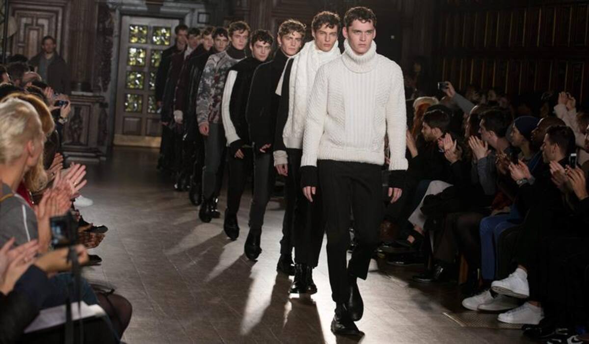 Una serie de modelos presentan la colección de otoño, invierno 2015 en la semana de la moda masculina en Londres, Inglaterra, que se realizará hasta el próximo 12 de enero.