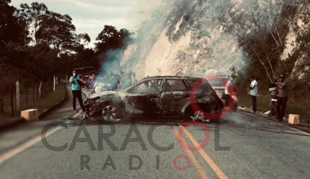 Vehículo incinerado en la vía Ocaña- Convención