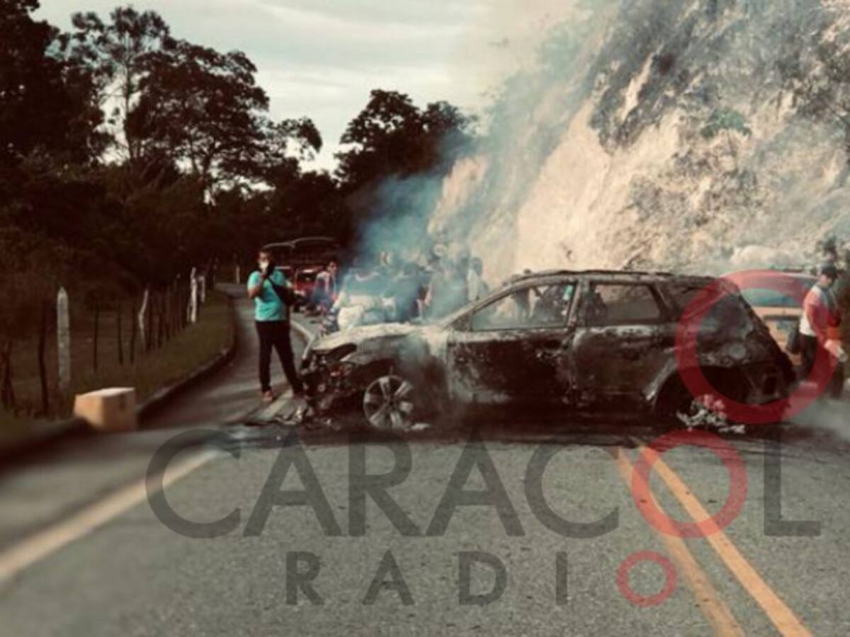 Vehículo incinerado en la vía Ocaña- Convención