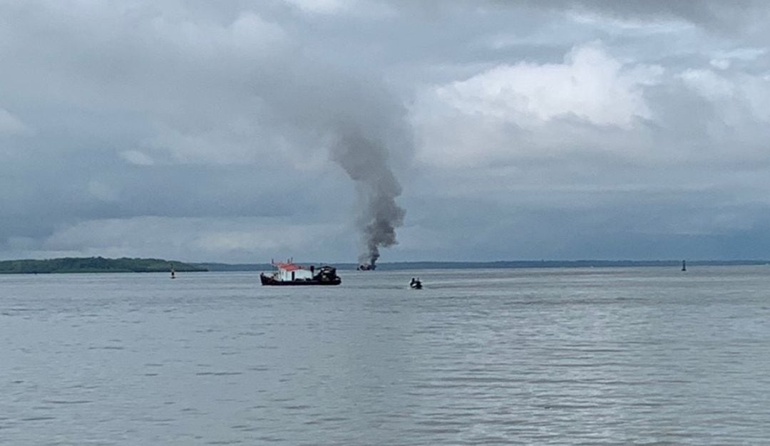 Buque incendiado en Buenaventura estaba practicando pesca ilegal