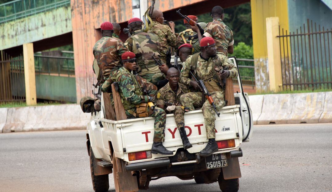 Militares guineanos patrullan las calles del país tras el golpe de estado.