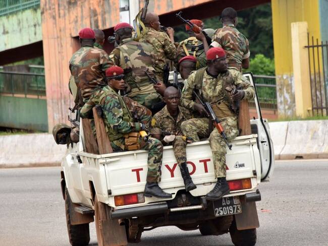 Militares guineanos patrullan las calles del país tras el golpe de estado.