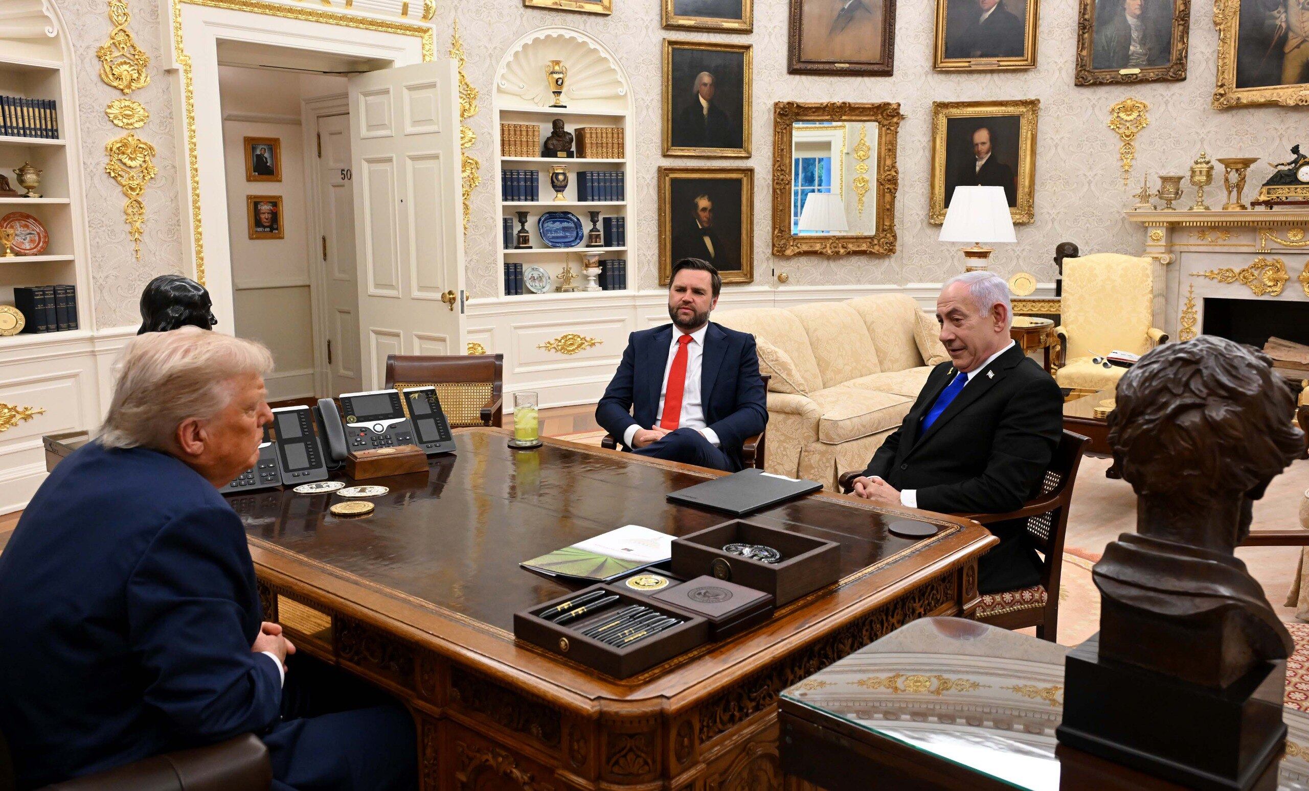 En el despacho Oval de la Casa Blanca, el presidente Trump acompañado de Netanyahu y el vicepresidente JD. Vance EFE/ Avi Ohayon