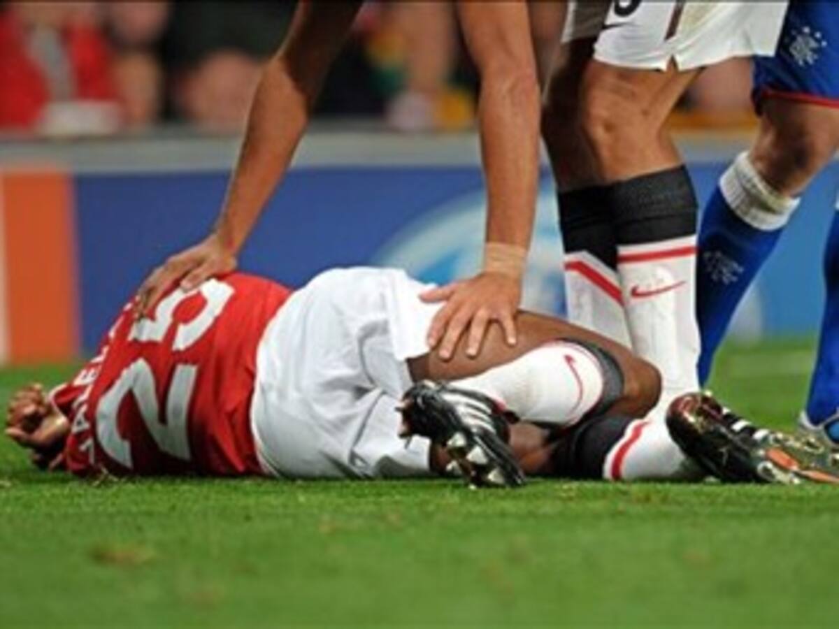 Antonio Valencia volante del Manchester United sufrió doble fractura en su tobillo izquierdo