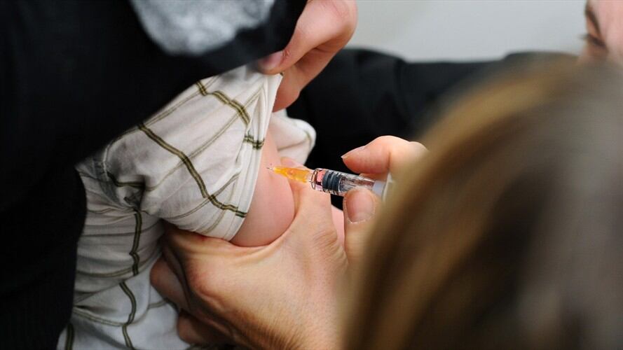 Los primeros síntomas de sarampión son los ojos rojos, lagrimeo, mucosidad, fiebre y posteriormente el brote generalizado. Foto: Getty Images