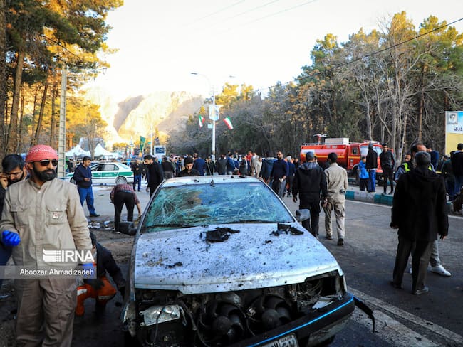 TEHERÁN (IRÁN), 03/01/2024.- Al menos 103 personas murieron este miércoles y más de 140 resultaron heridas por dos explosiones en el cementerio de la ciudad iraní de Kerman donde se conmemoraba el cuarto aniversario del asesinato del teniente general Qassem Soleimani, informaron fuentes oficiales iraníes. EFE/IRNA -SOLO USO EDITORIAL/SOLO DISPONIBLE PARA ILUSTRAR LA NOTICIA QUE ACOMPAÑA (CRÉDITO OBLIGATORIO) MEJOR CALIDAD DISPONIBLE-
