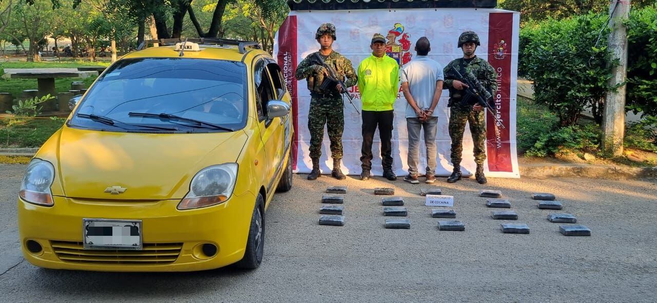 Taxista capturado por transportar clorhidrato de cocaína en Cúcuta. Foto: Ejército Nacional.
