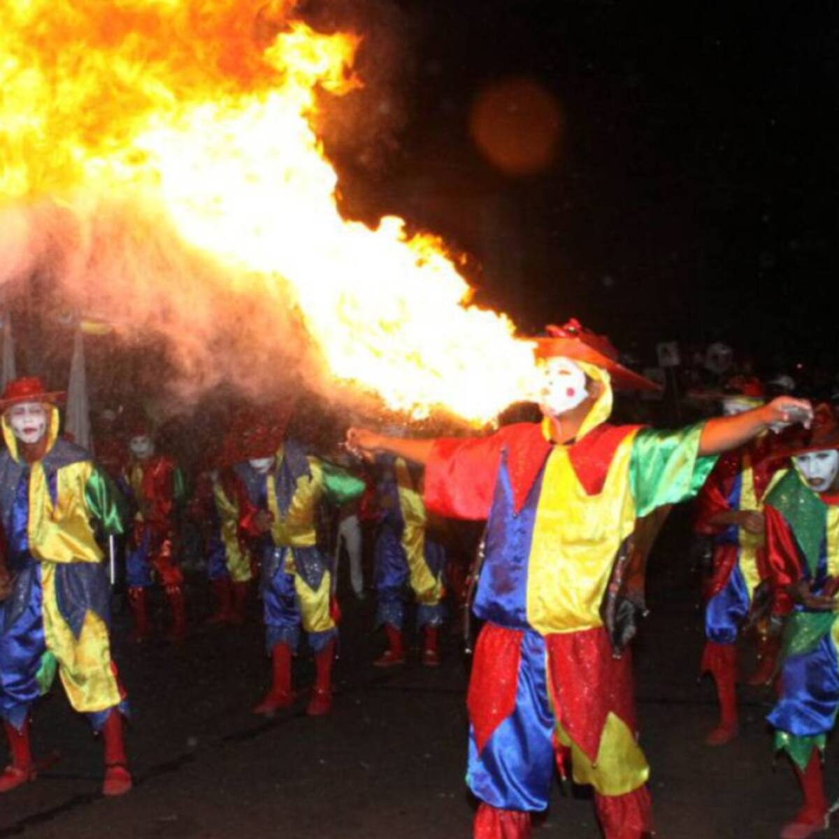 Más de 10.000 actores del Carnaval vuelven a bailar en noche de Guacherna