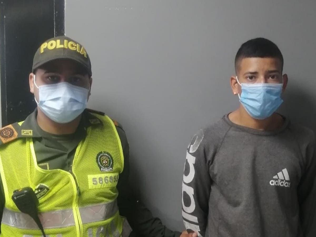 Oficial apuñalado y un capturado durante procedimiento policial