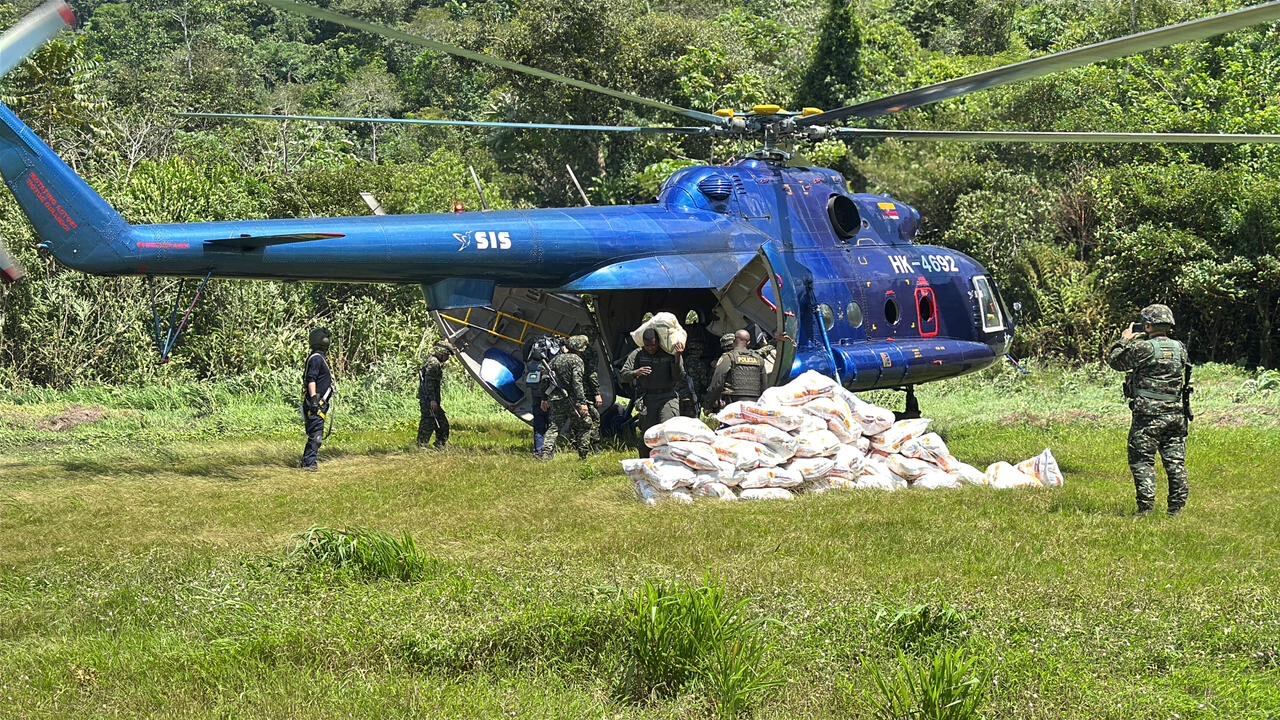 Ejército entrega ayudas humanitarias en Chocó.