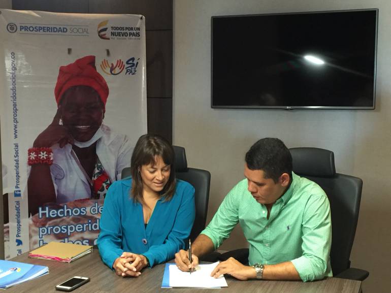 Así se desarrolló la firma de los convenios entre Tatiana Orozco, directora de Prosperidad Social, y los alcaldes municipales. En la imagen se registra el momento en el que el alcalde de Pivijay, Eduardo Villa, recibía la buena noticia. Fotografía Caracol Radio Santa Marta.