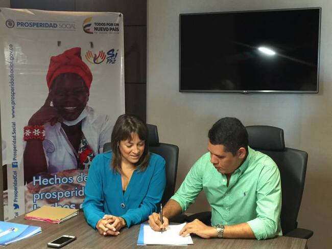 Así se desarrolló la firma de los convenios entre Tatiana Orozco, directora de Prosperidad Social, y los alcaldes municipales. En la imagen se registra el momento en el que el alcalde de Pivijay, Eduardo Villa, recibía la buena noticia. Fotografía Caracol Radio Santa Marta.