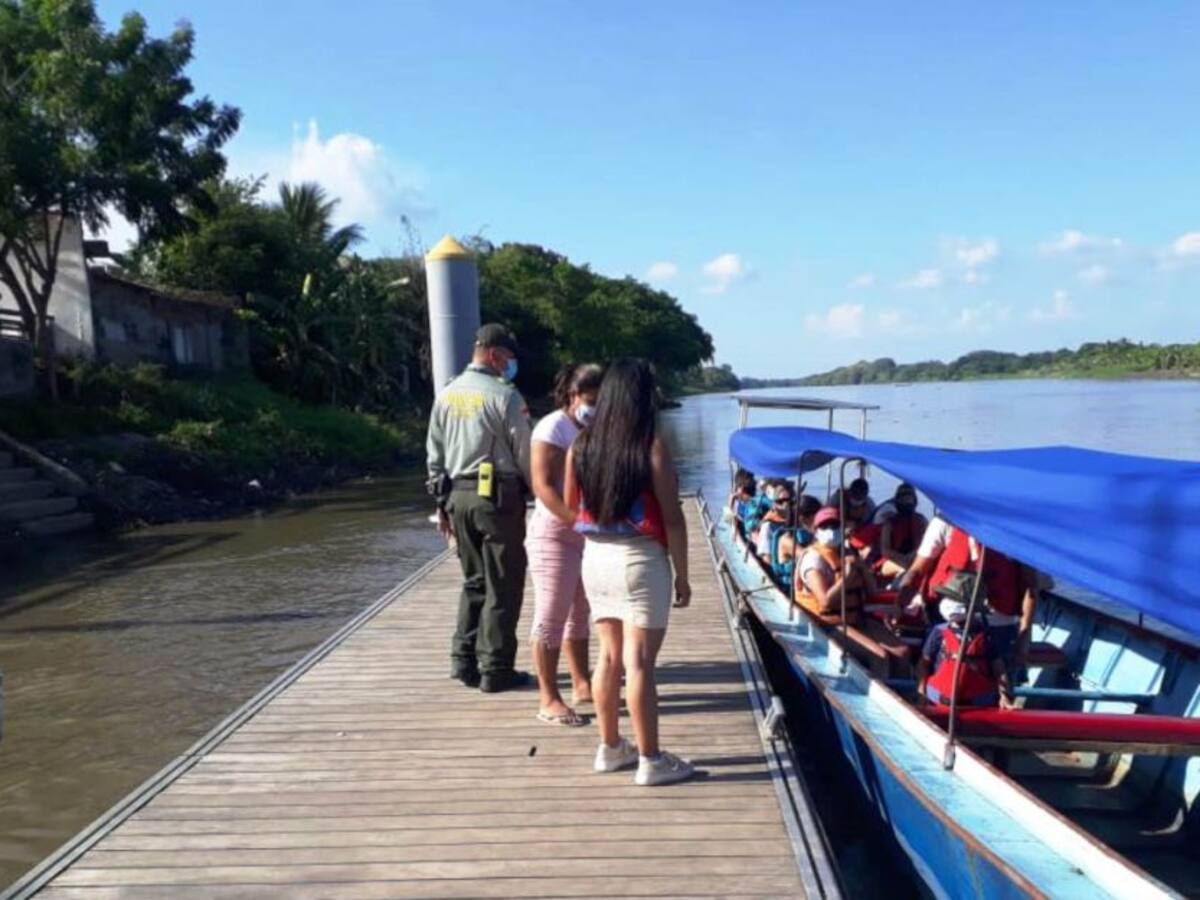 Policía Bolívar realiza campañas contra COVID-19 en sitios turísticos