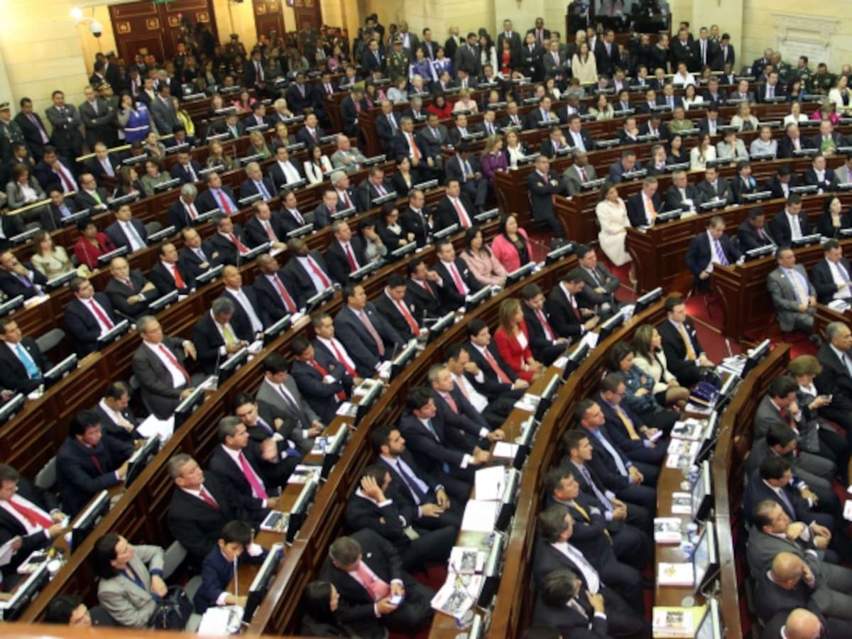 Congresistas colombianos en el pódium de los salarios parlamentarios más altos de América