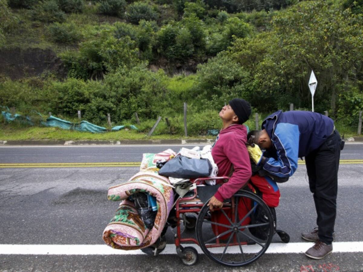La odisea de un venezolano parapléjico para buscar medicina en Colombia