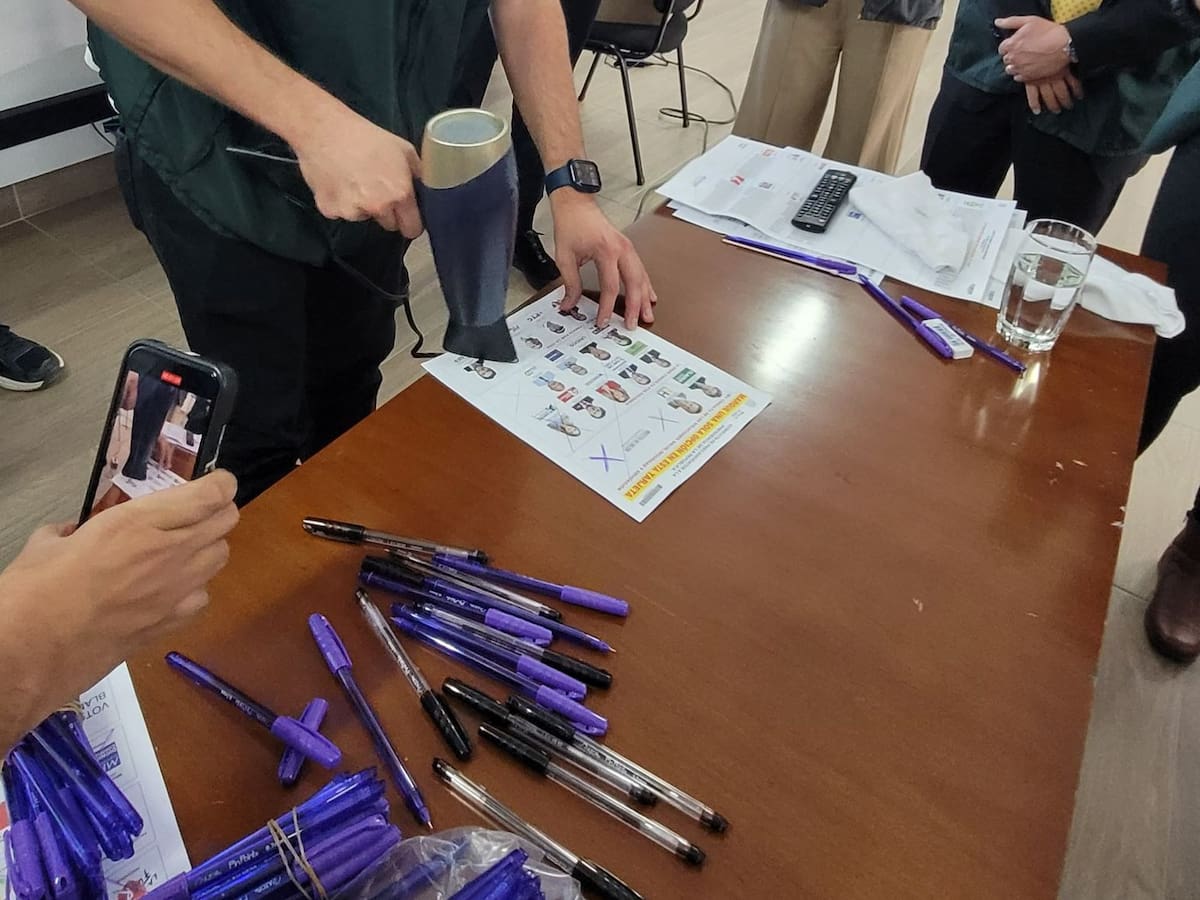 Registraduría probó sus bolígrafos para las elecciones del 8 de marzo: “Son buenos y no se borran”