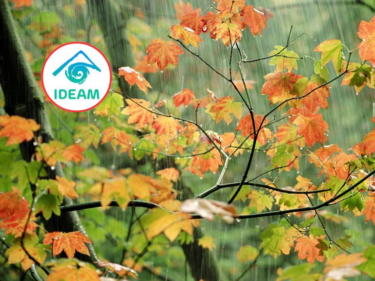 Día lluvioso y al lado el logo del IDEAM (Fotos vía Getty Images y redes sociales del IDEAM)