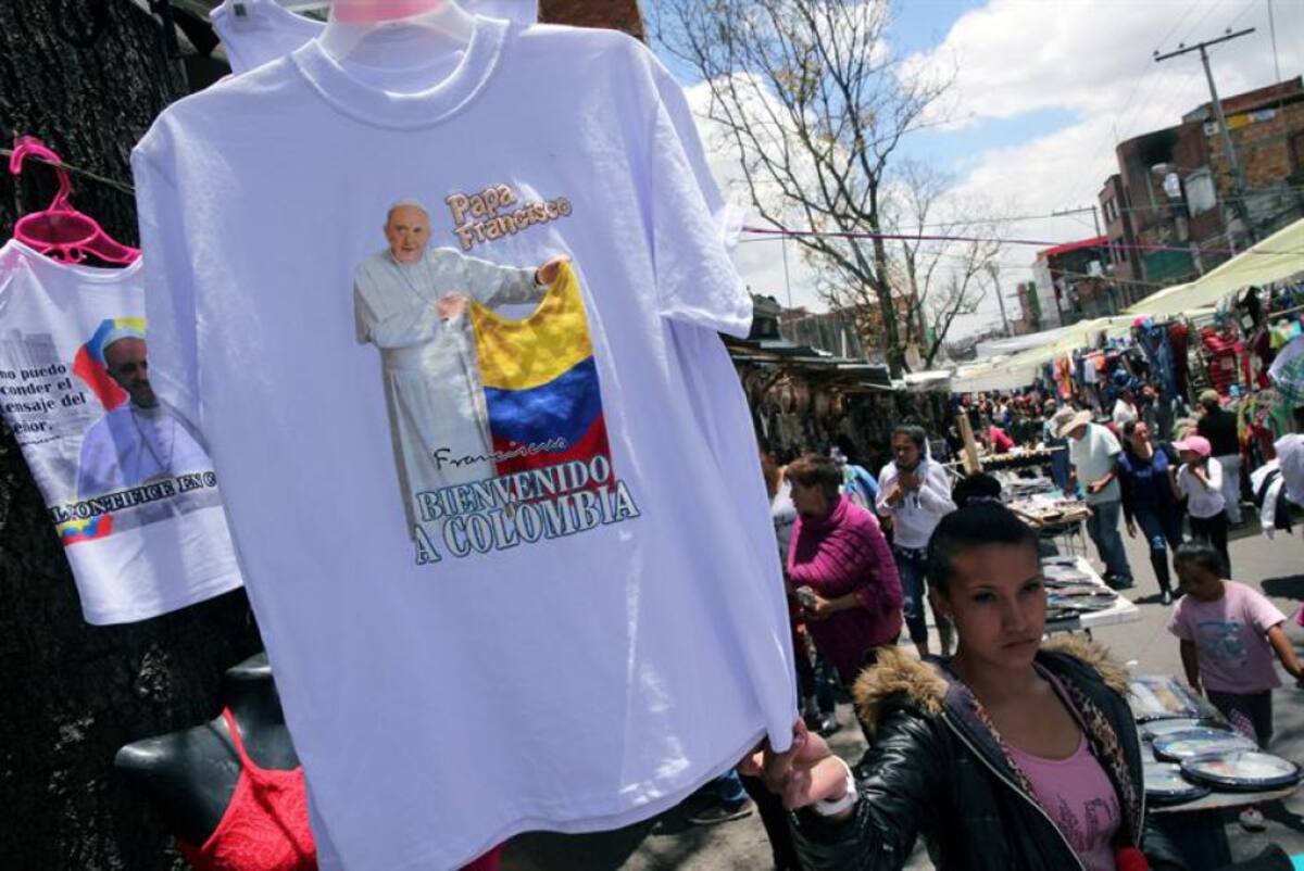 Las calles de Bogotá, la primera ciudad que visitará el obispo de Roma durante su viaje apostólico a Colombia entre el 6 y el 10 de septiembre, exhiben desde hace semanas gran cantidad de carteles con su figura y el lema de su viaje: "Demos el primer paso"