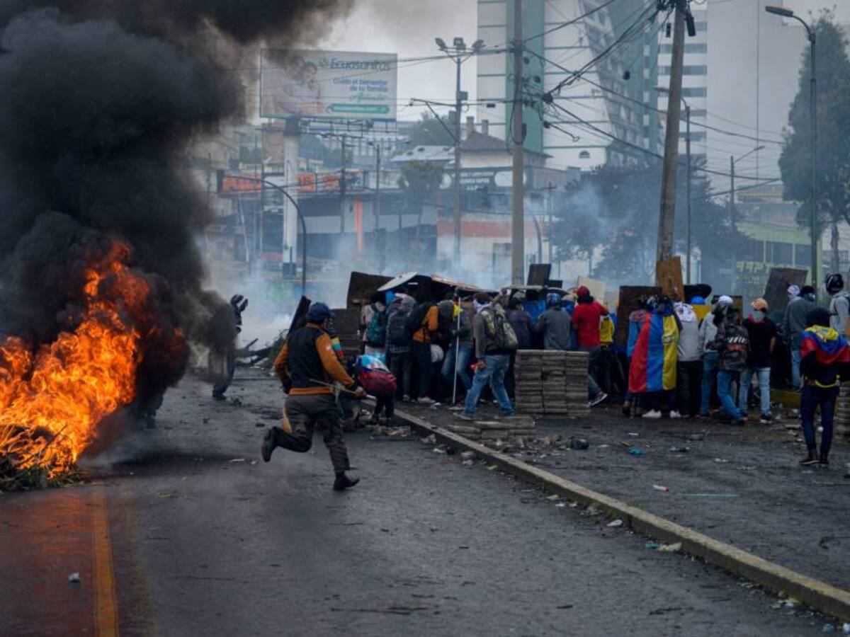 Congresistas ecuatorianos piden debatir destitución del presidente