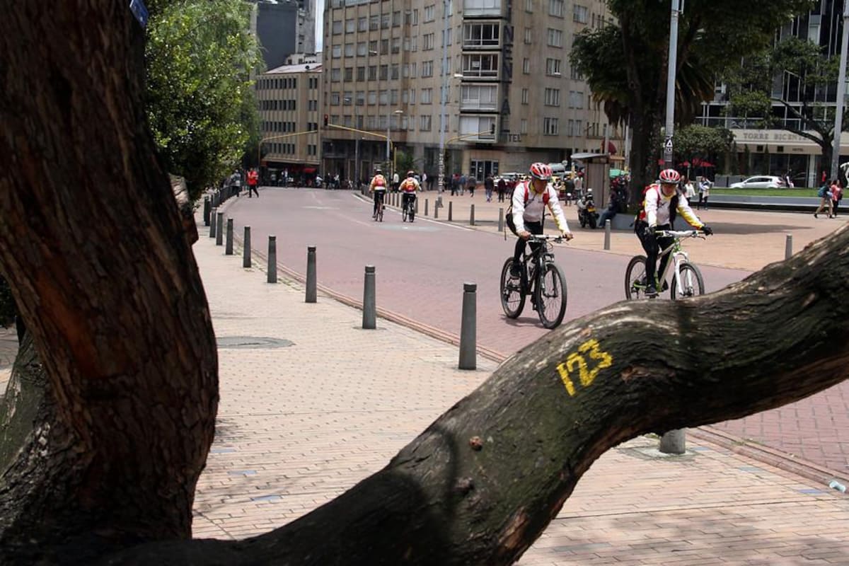 El alcalde de Bogotá, Gustavo Petro, dio inicio al servicio de préstamo gratuito de bicicletas en el marco de la peatonalización del Eje Ambiental.