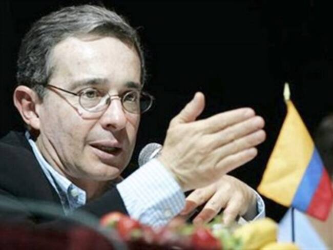 Uribe emite directiva presidencial que restringe la contratación pública en vísperas de las elecciones 2010